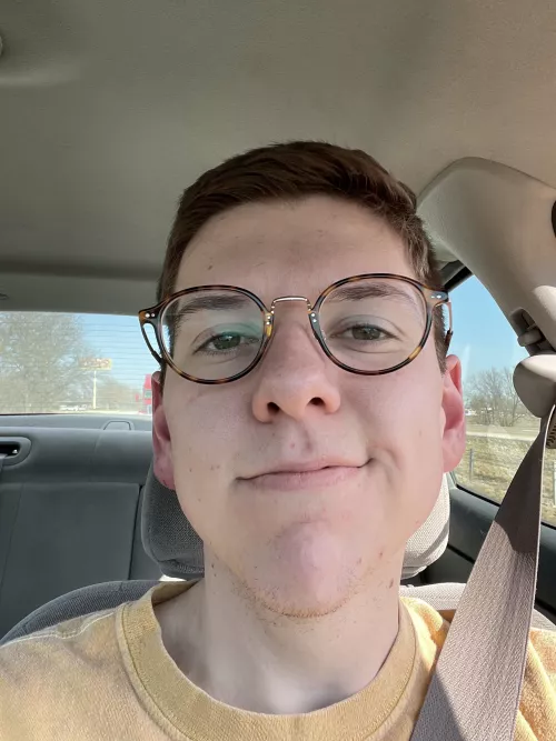 Anyone super anxious that they’re still single at 22 and never been in a relationship? Well me too 😭