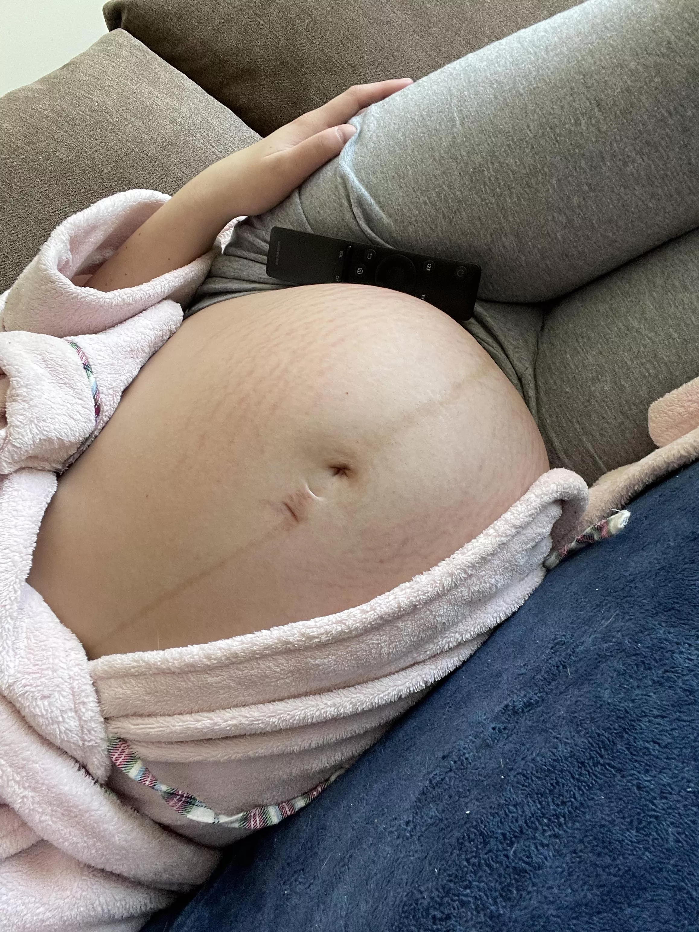 Anyone wanna come cuddle with me & my bump🤪