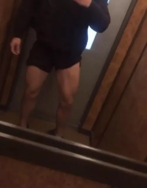 Anyone wanna get wild in the elevator? 😈😋