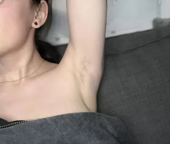 Anyone want a video of me rubbing my armpits in oil? ☺️