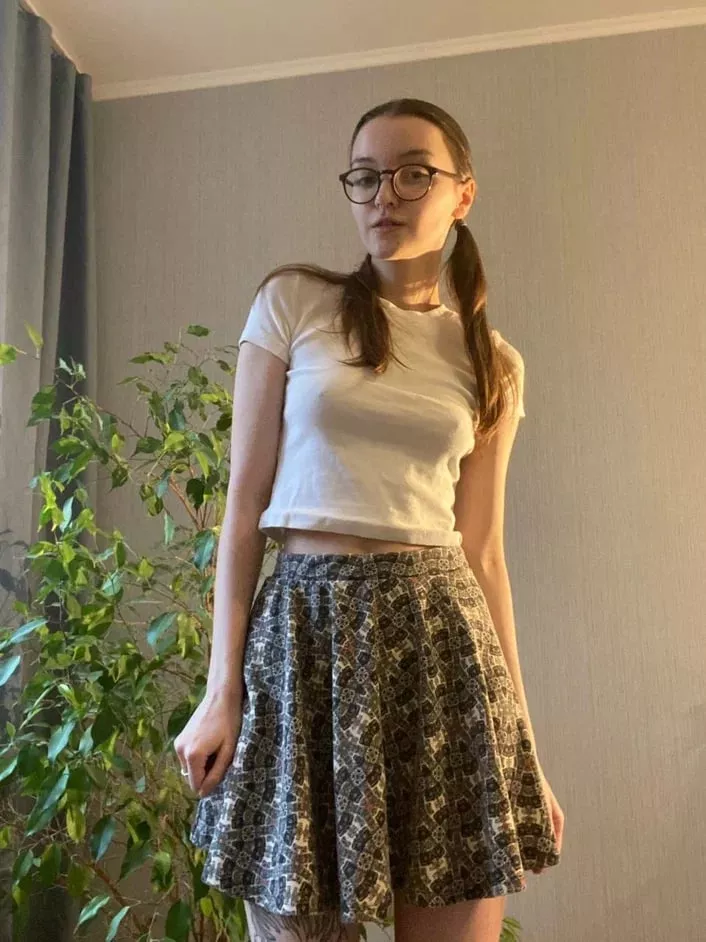 Are you wondering what this babe has under her skirt?🙊 link in the comments