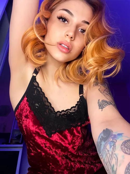 Armpits looking soft and smooth, inhale slowly, let the scent enter your body