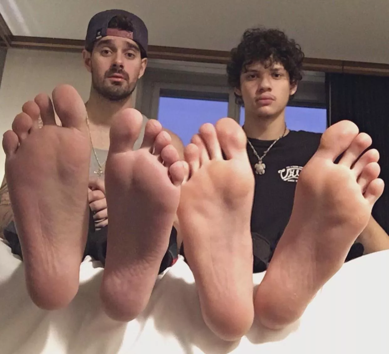 ��Bare buddies
