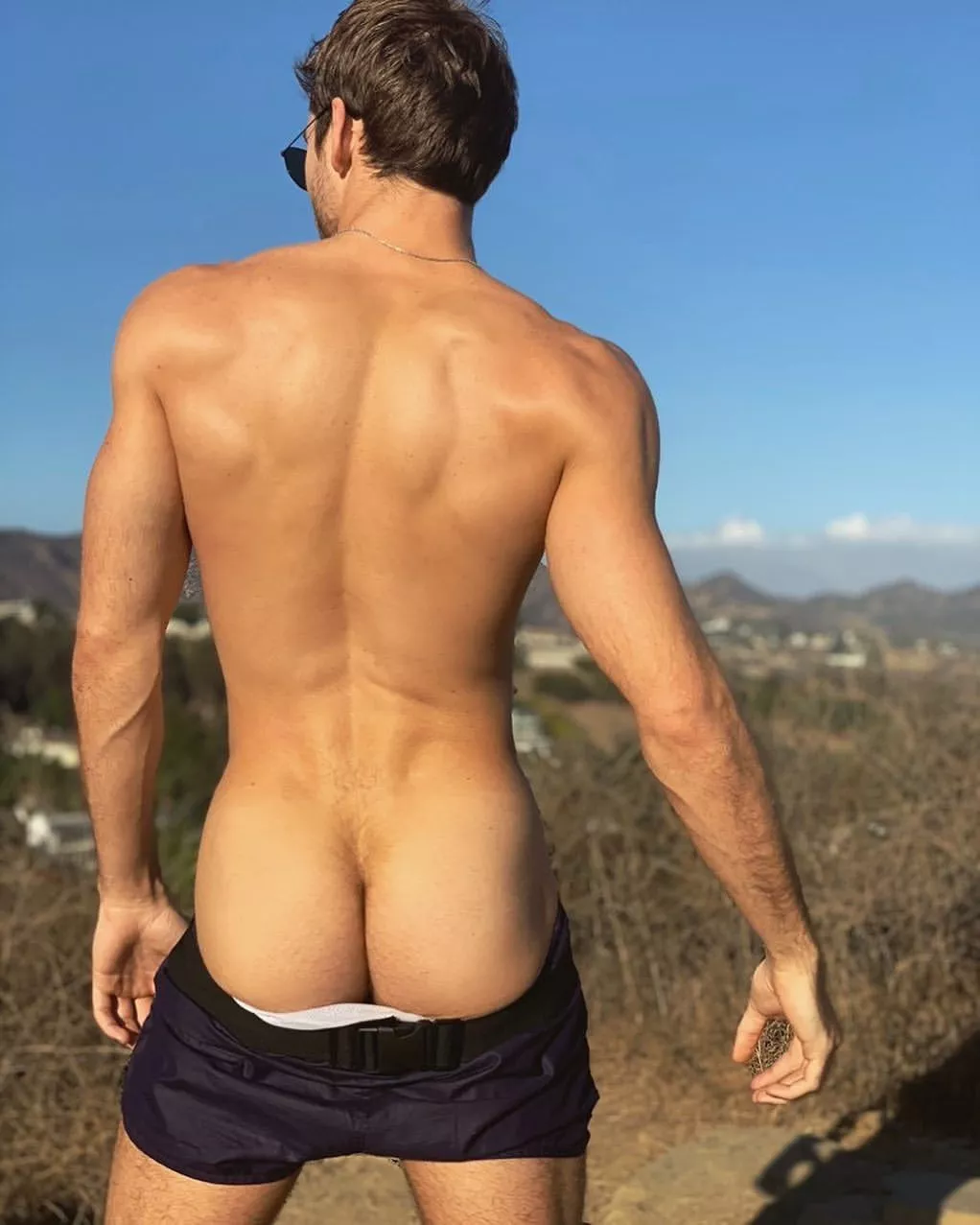 ��?Bare hte butt