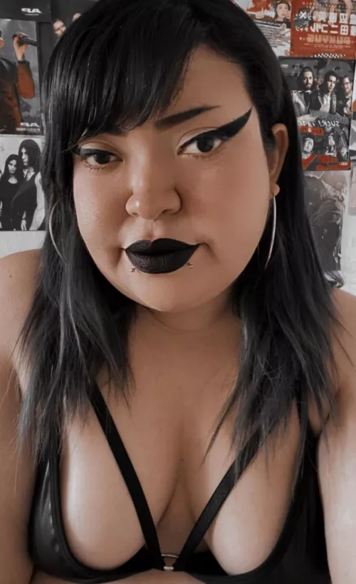 Been stupid hot lately, hard wearing black in this weather 😤