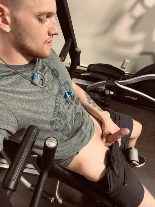 Being naughty at the gym 🙈