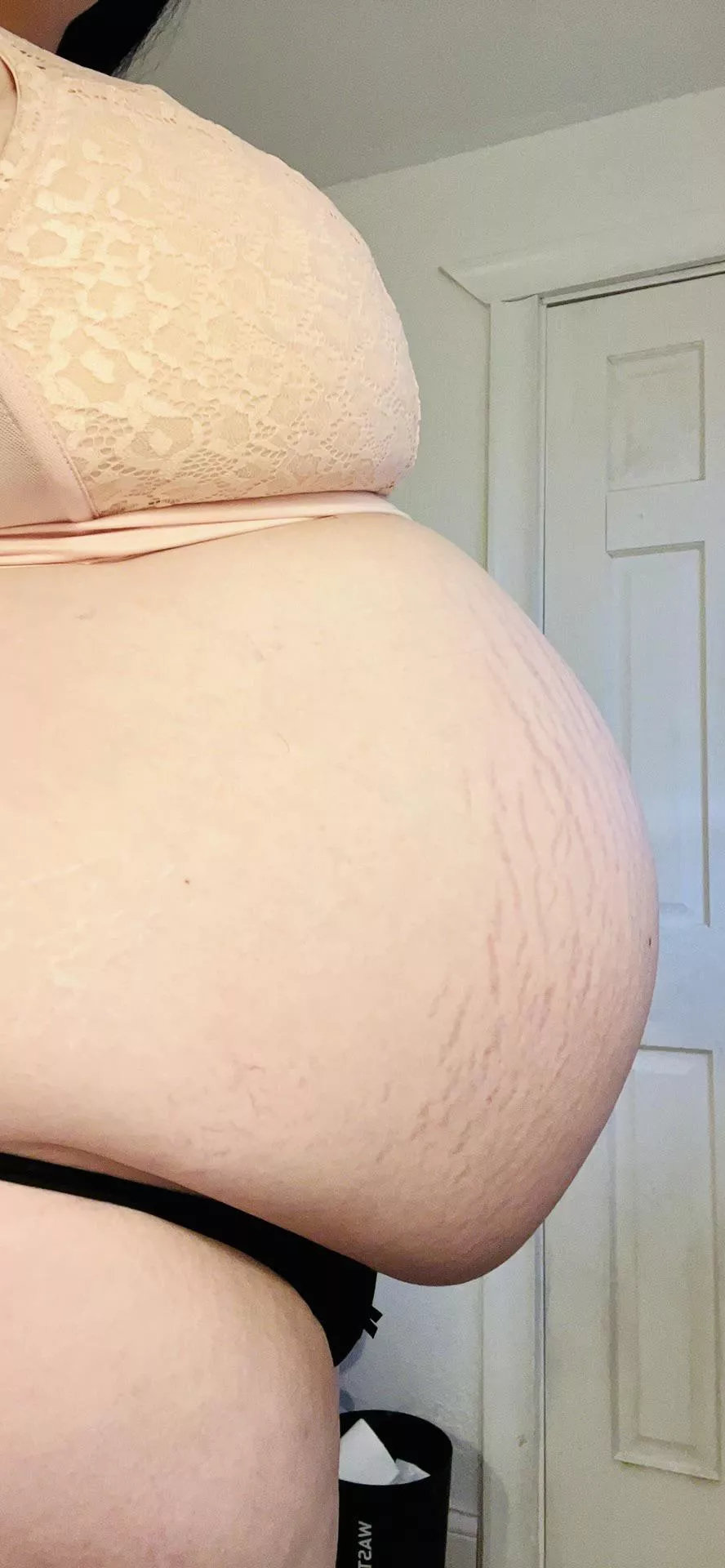 Belly bump is growing extra stretch marks these last few weeks! 🤗🤭