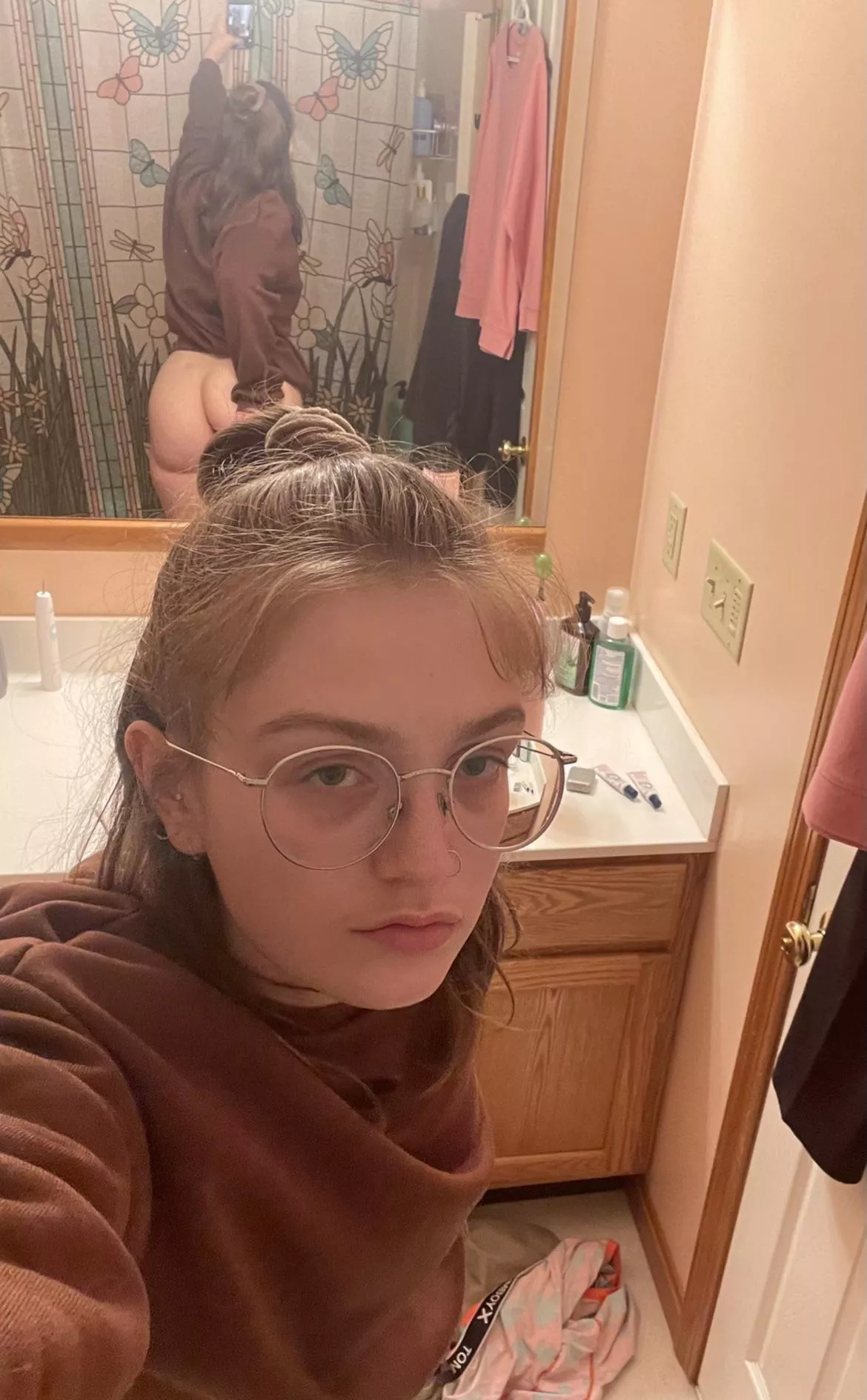 Bend me over the counter and make me watch you fill up my holes, please 🧚🏻