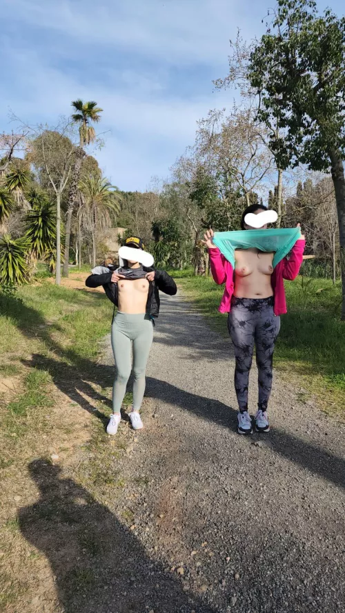 BFFs flash together ❤️