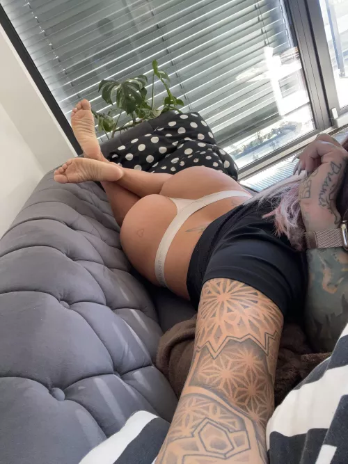 Big butt and cute feet 🍑💁🏻‍♀️