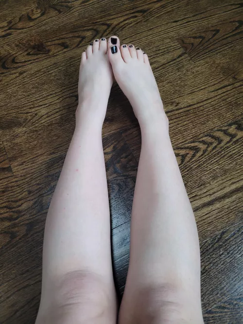Black toes, pale skin