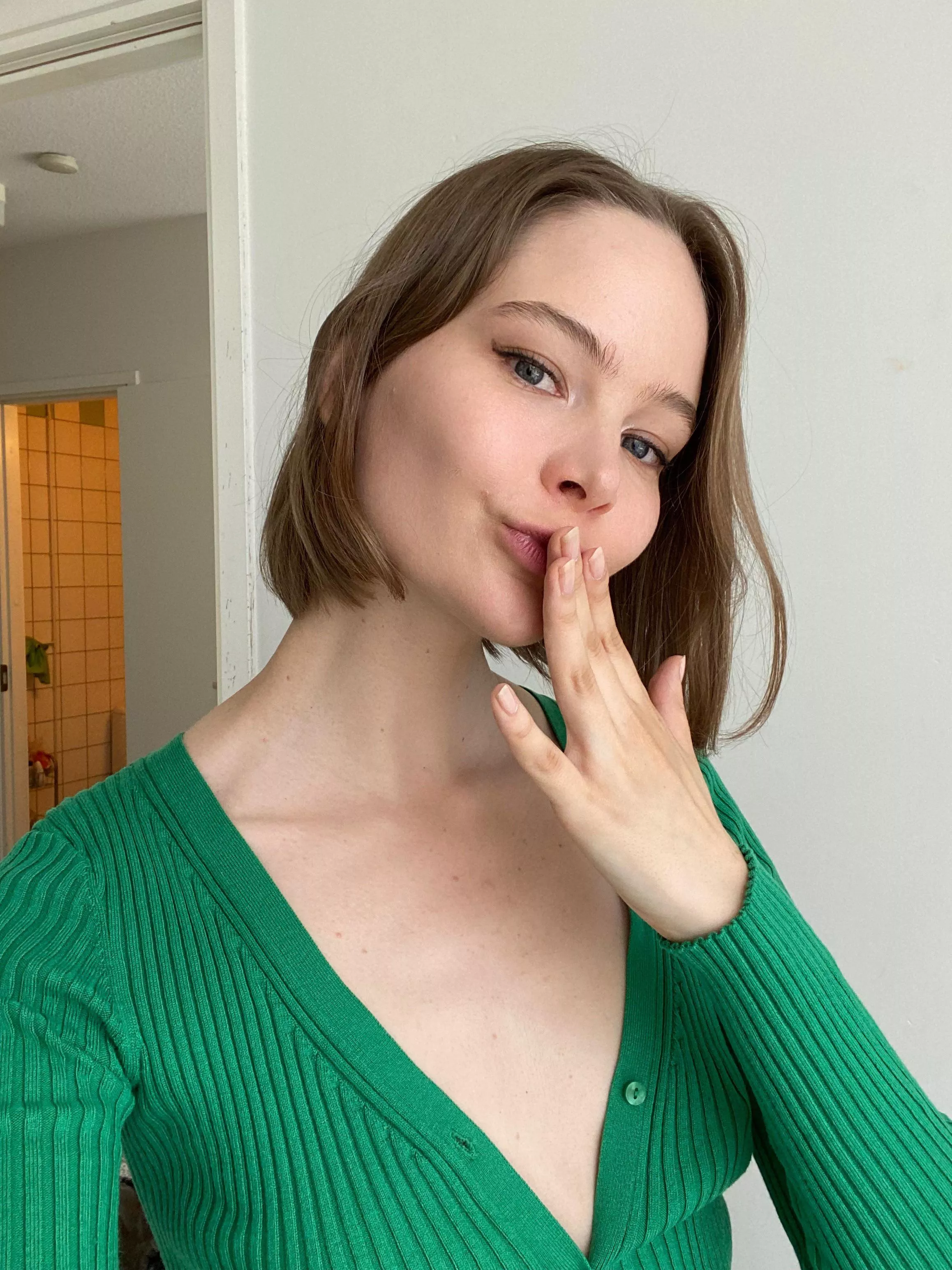 blow kiss [f]ace