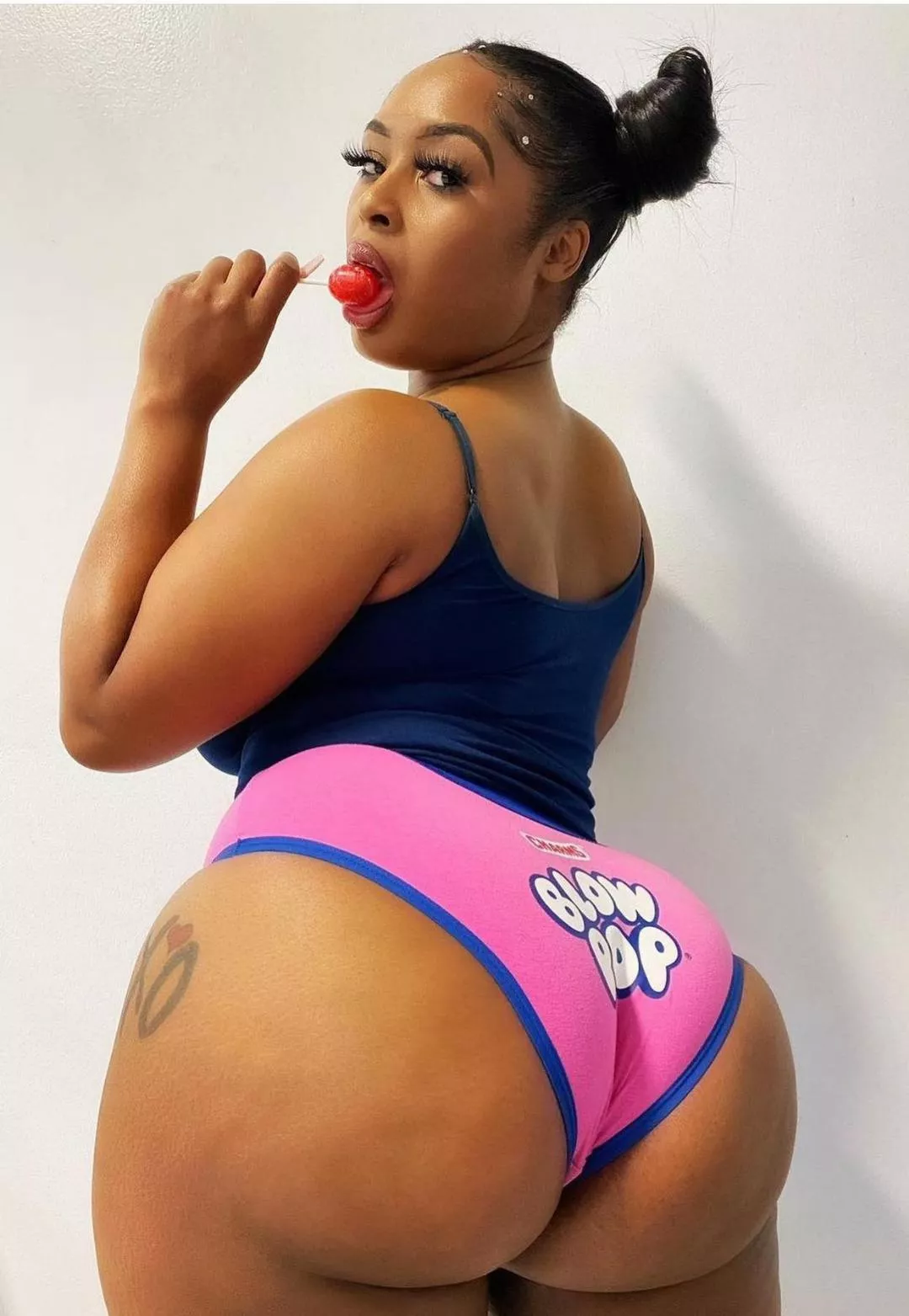 Blow then pop these charms 🍑👀😍