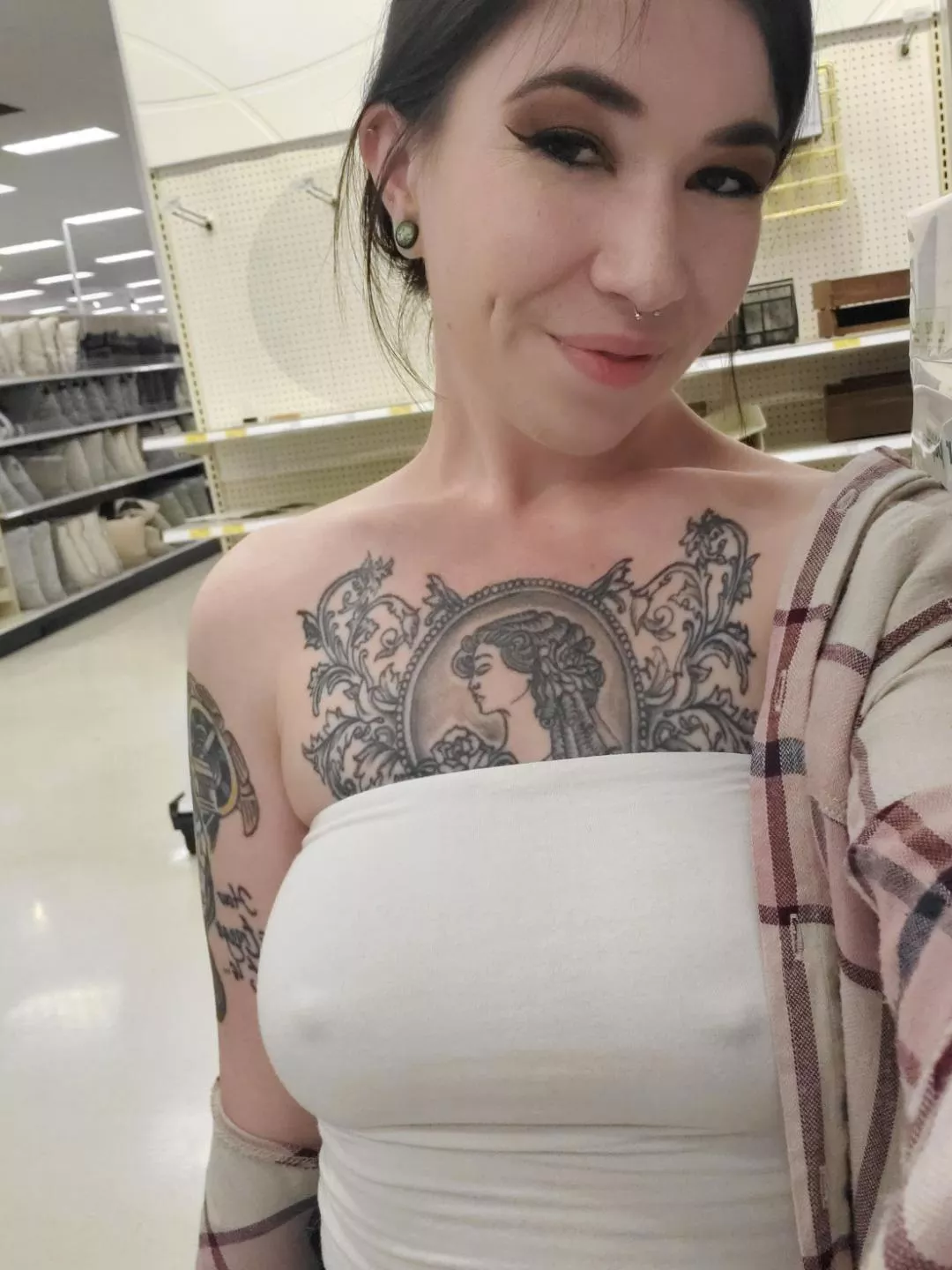 braless and shopping 😋