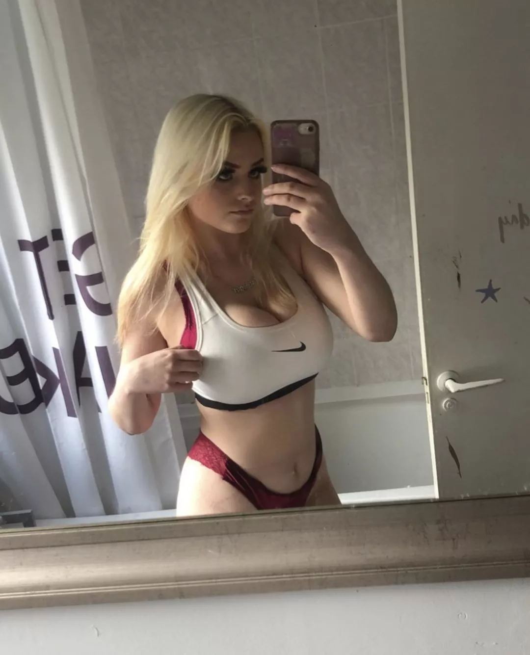 busty blonde 😍