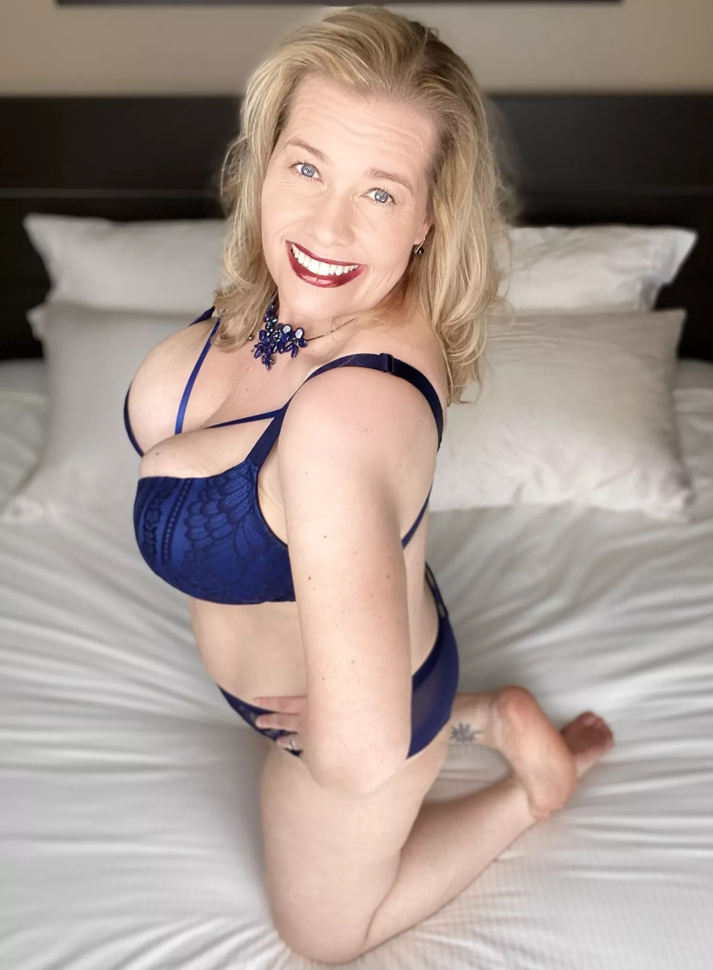 Busty blonde 💋