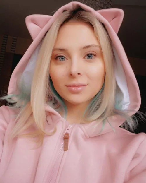 Cait (@kittycaitlin_official) [Instagram]