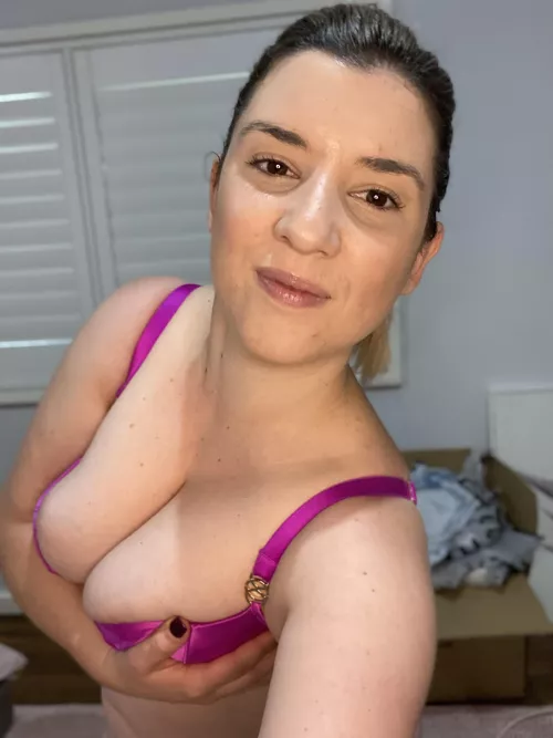 Can mommy help you out with that huge bulge in your pants? 😈