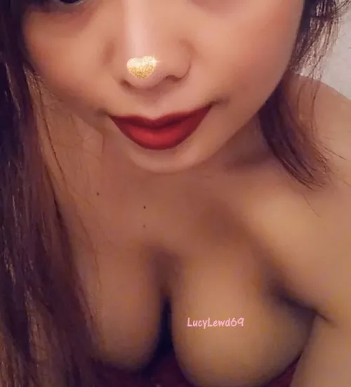 Can u guess what color my juicy nipples are [f]