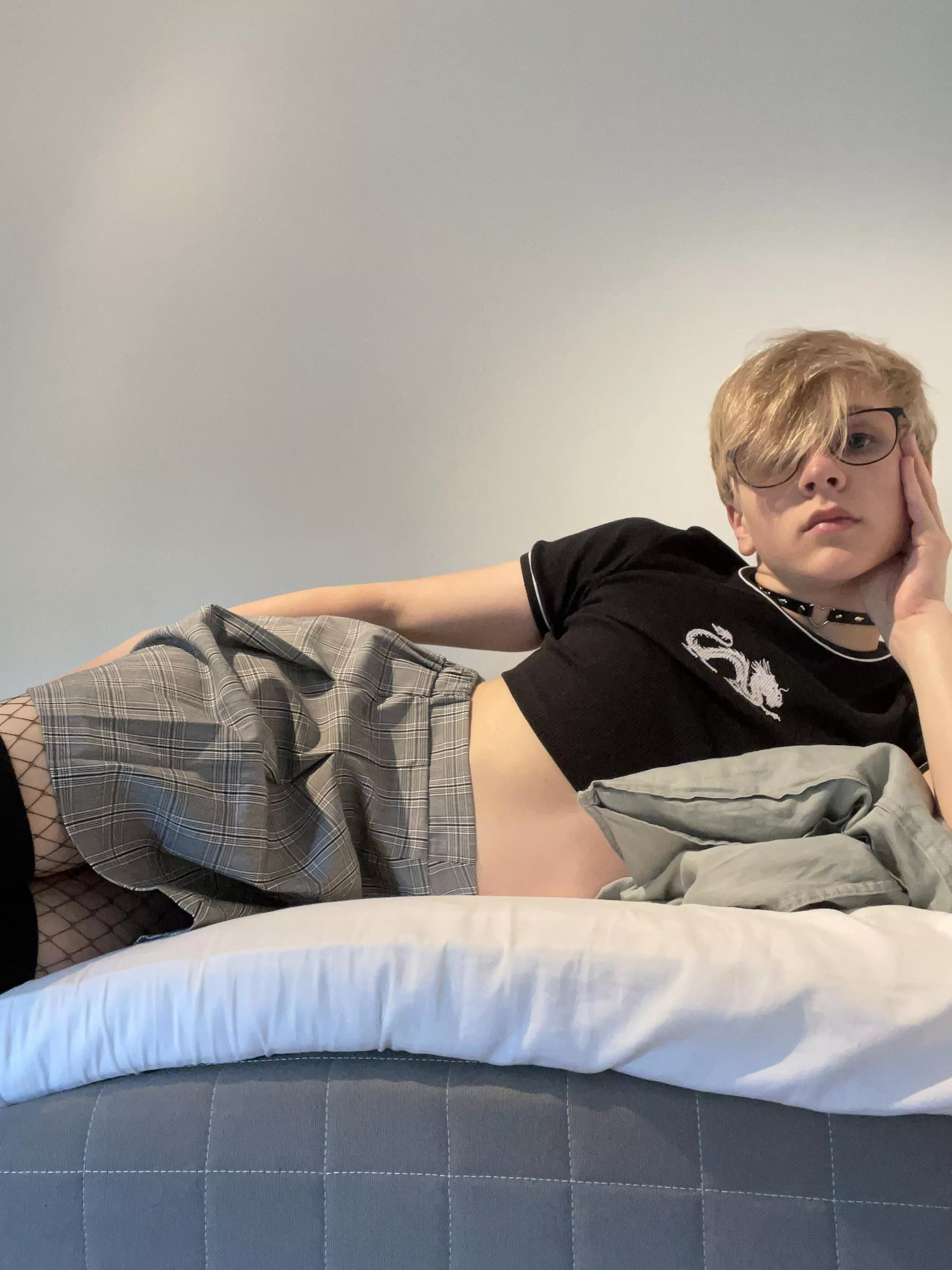 Can we snuggle and have some pillow talk? I need someone to hug👉👈