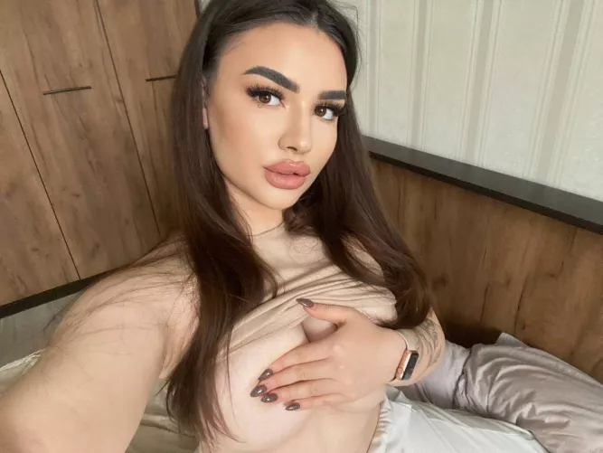 Can you stay here for a moment to enjoy my curvy body?