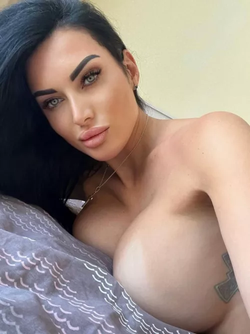 Can you stay here for a moment to enjoy my curvy body?