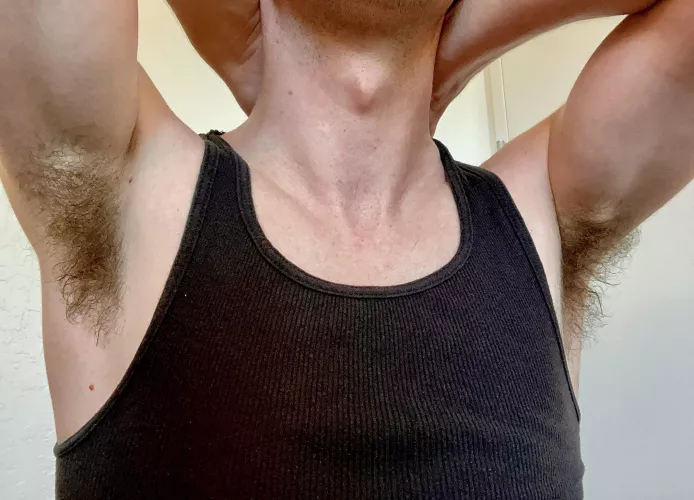 Can you tell it’s hot out? Haha my pits are so sweaty 🥵