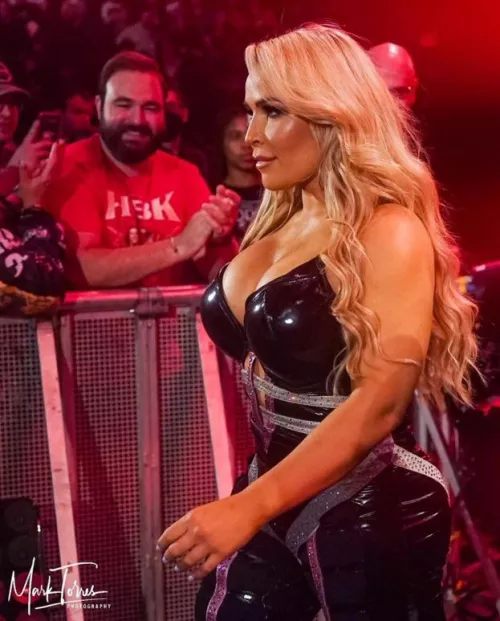 Can’t blame guy in red 😜😜