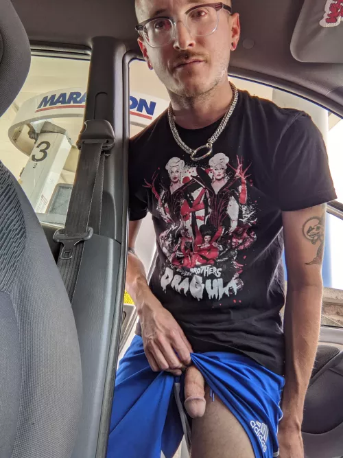 caught the gas station attendant looking at my bulge😈