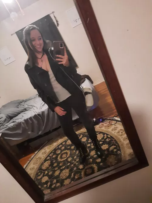 Cheater Cheater Margarita drinker 🍹 (pic before going out and Cheating on the hubby)