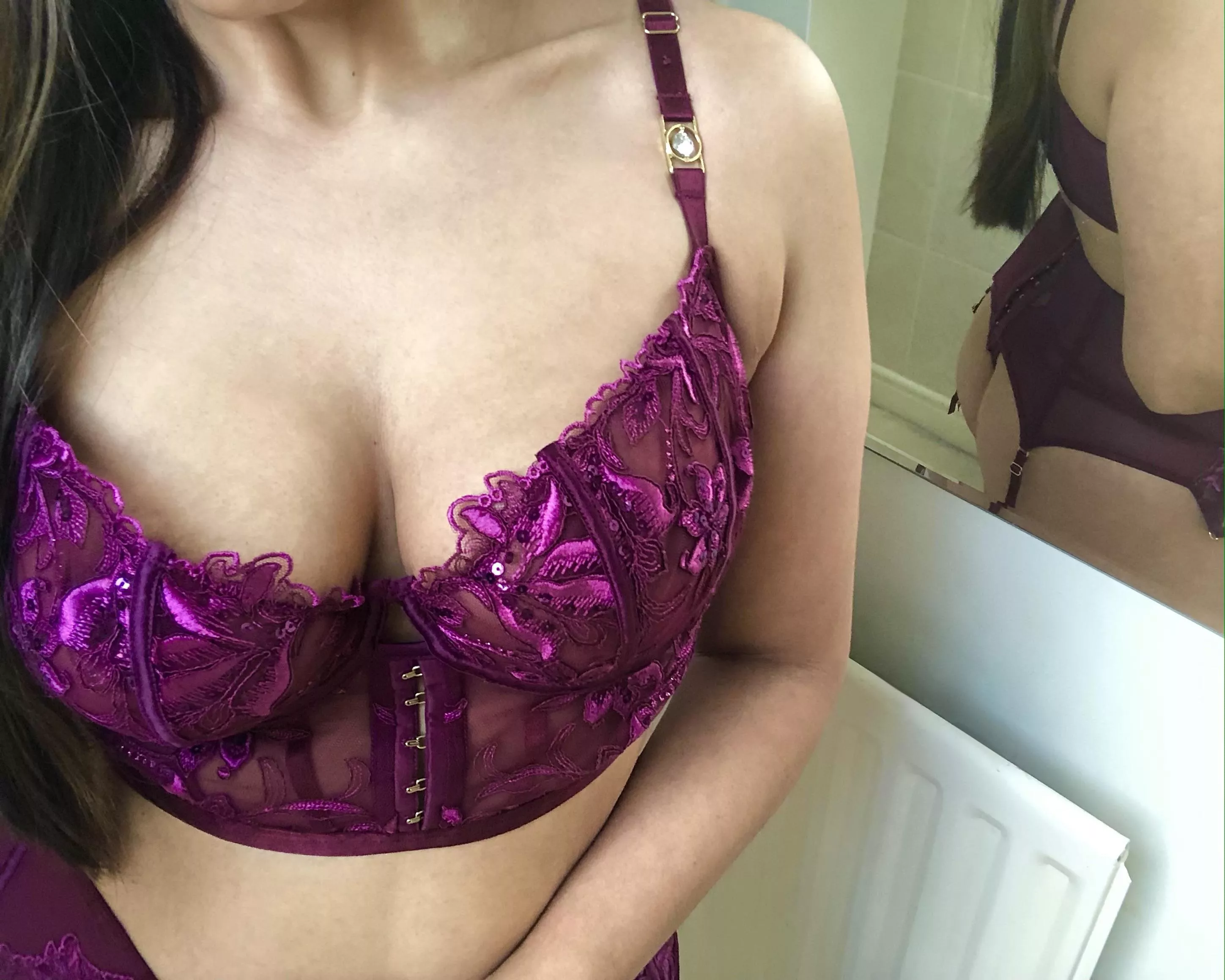 Cleavage is like the Sun ☀️ , you can take a quick look but it's dangerous to stare...💋British Punjabi Indian Cleavage is like the Sun ☀️ , you can take a quick look but it's dangerous to stare...💋British Punjabi Indian