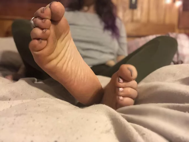 Come clean my dirty feet like a bitch [domme]
