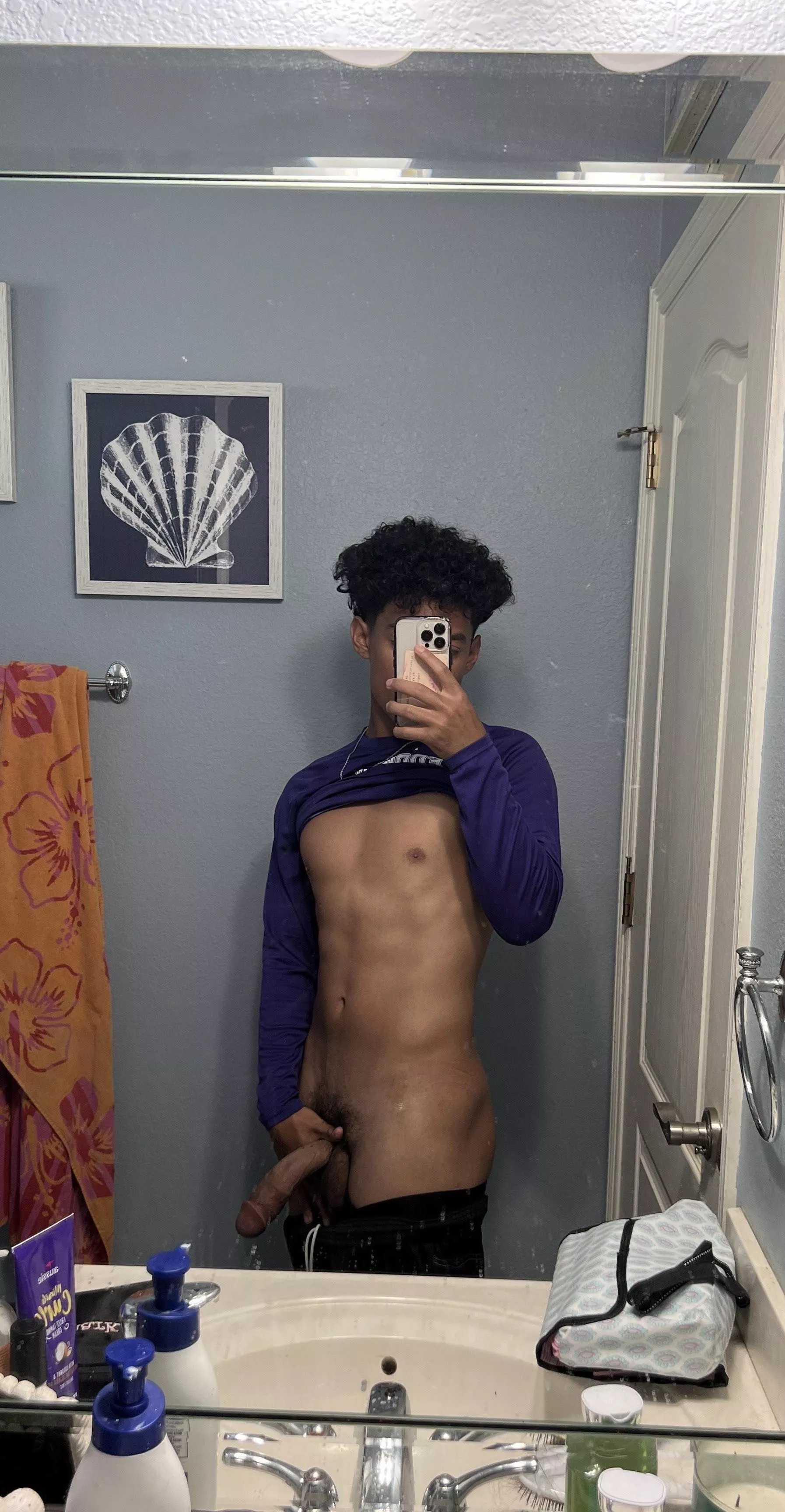 come get this young light skin dick😏