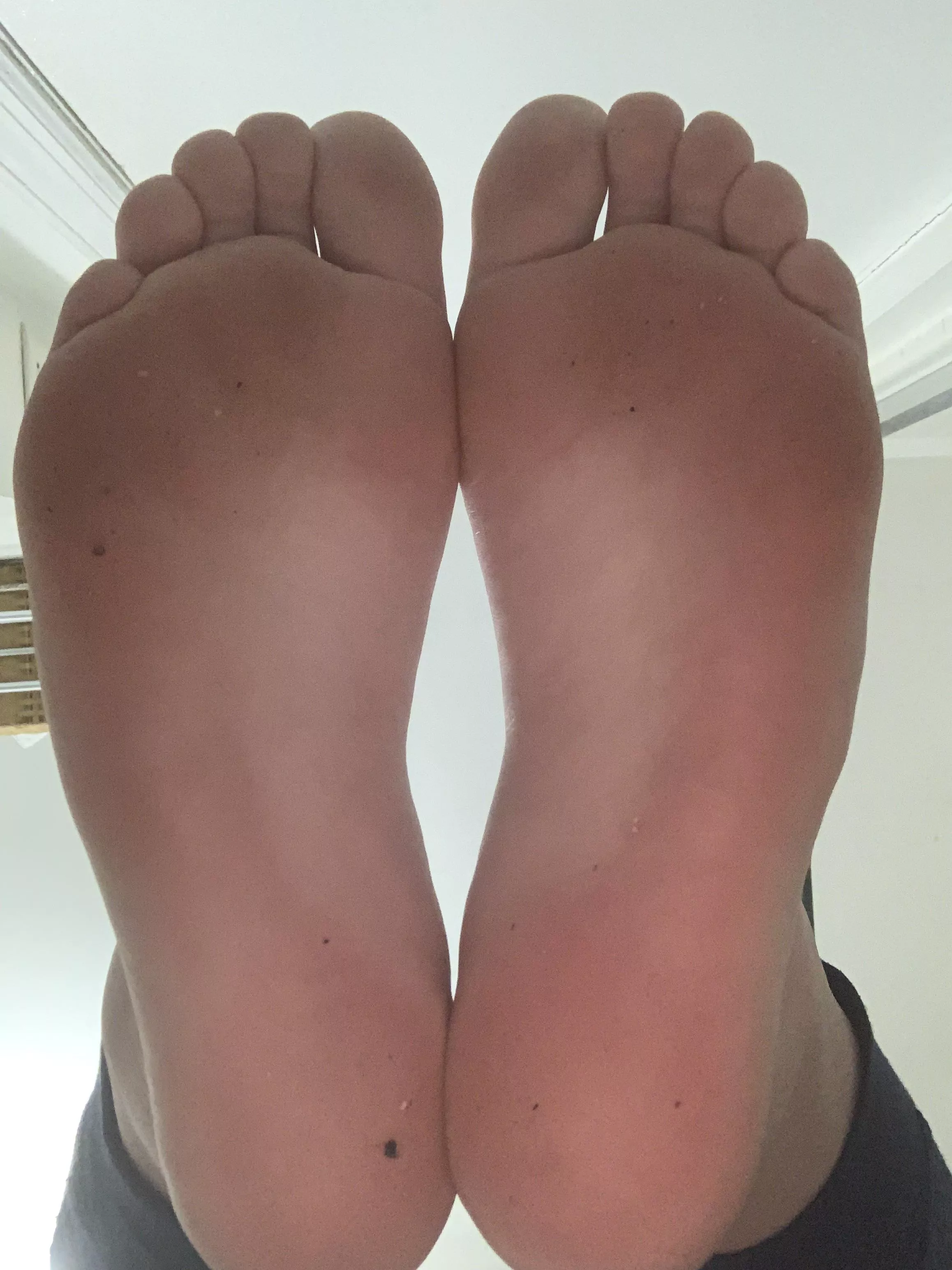 Come lick the dirt off my soft soles baby