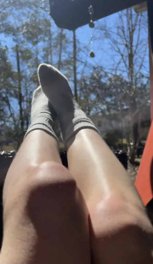 come take my stinky socks off using only your mouth😋