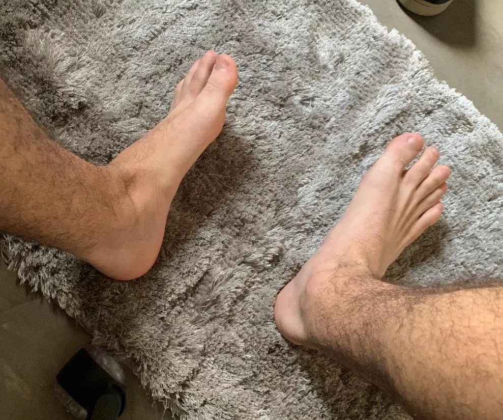 come worship my sweaty feet 💪🏼