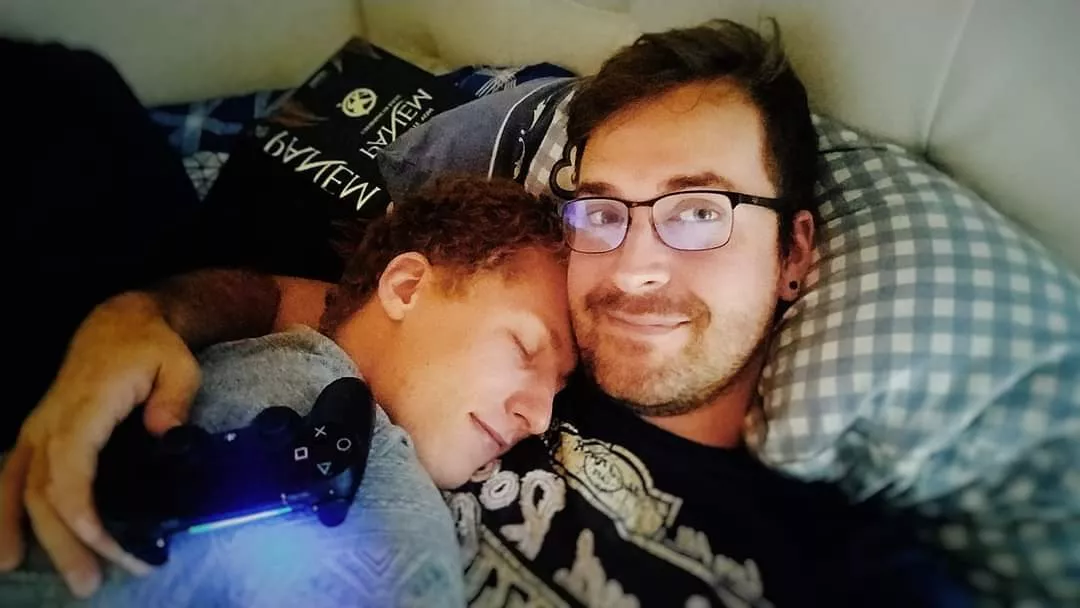 Cuddle and gaming in bad weather - couple goals 😁
