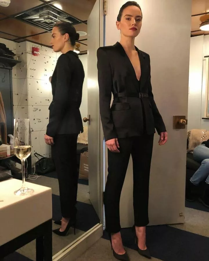 Daisy Ridley in heels is something else
