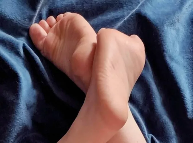 Delicate size 5’s over here who would lick my toes? 👅