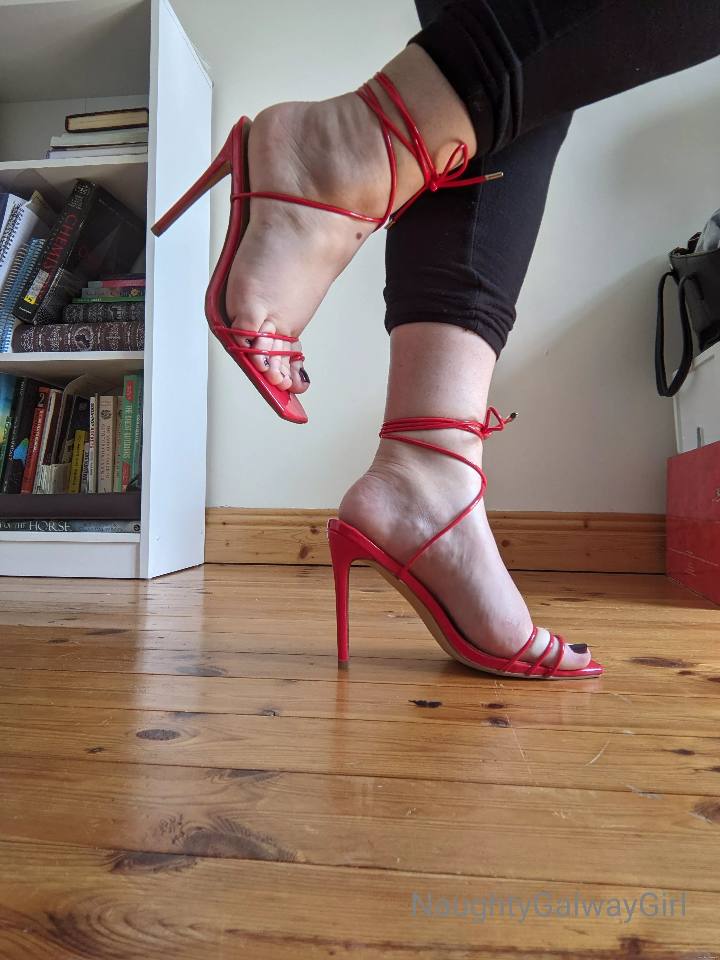 Do feet look better in heels or flats? 👠👟🤔