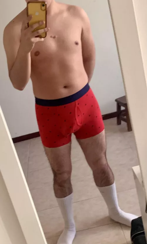 Do I look good in red? Lemme know in the comments, hmu for more 😉