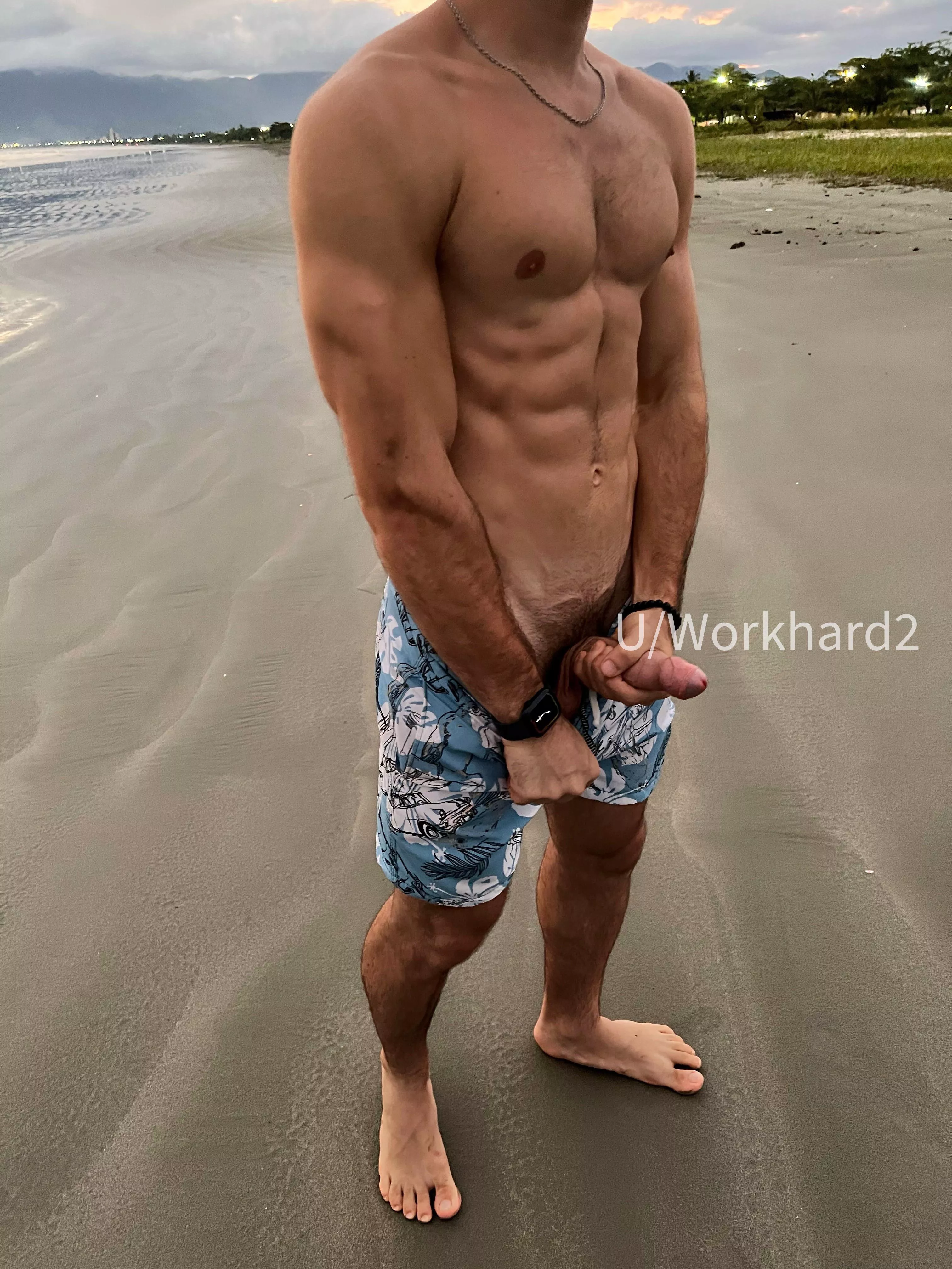 Do you get naked when the beach is empty? 🌚