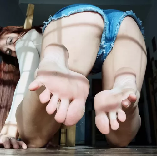 💕👣Do you like how my feet look in the sun?👣☀️