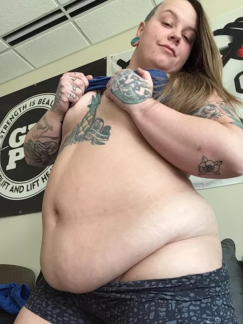 Do you like my belly? It’s like rullly rully strong. 😈👌🏼💋💪🏼