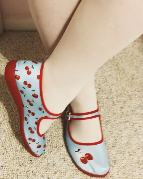 Do you like stockings and cute shoes? 😘 (F)