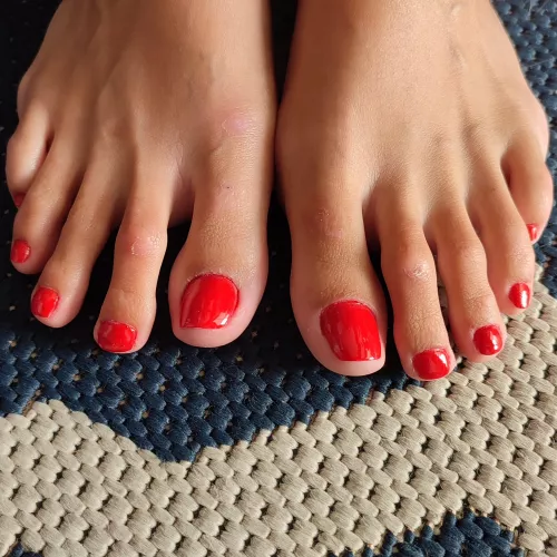 Do you like this red on my long toes? 🔥😏