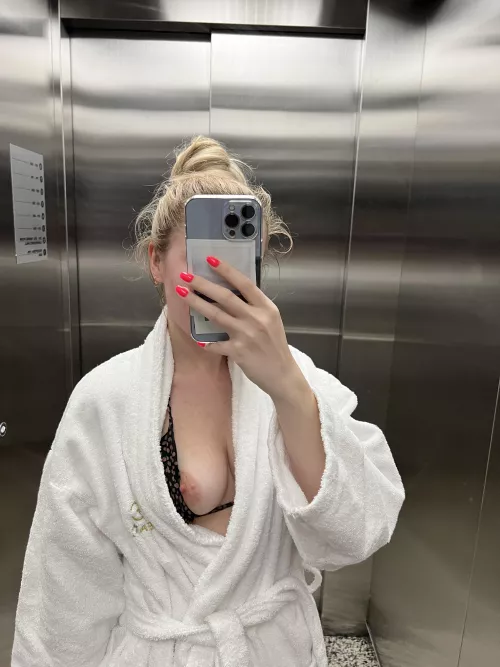 Do you want to meet me at your hotel? [f]