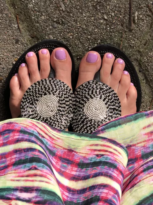 doe this toe nail color look good on me?