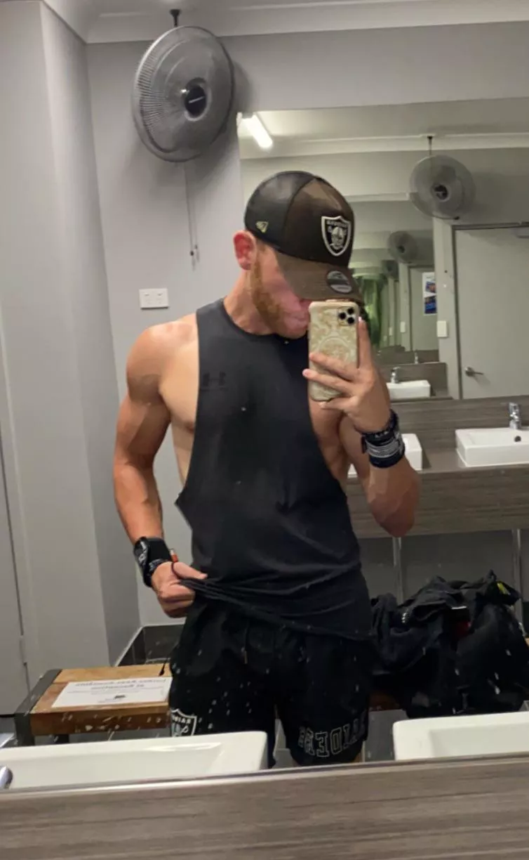 Does anyone else find it hard to have a social life as well as train in the gym every day of the week? 🤷🏼♂️😴 Does anyone else find it hard to have a social life as well as train in the gym every day of the week? 🤷🏼♂️😴