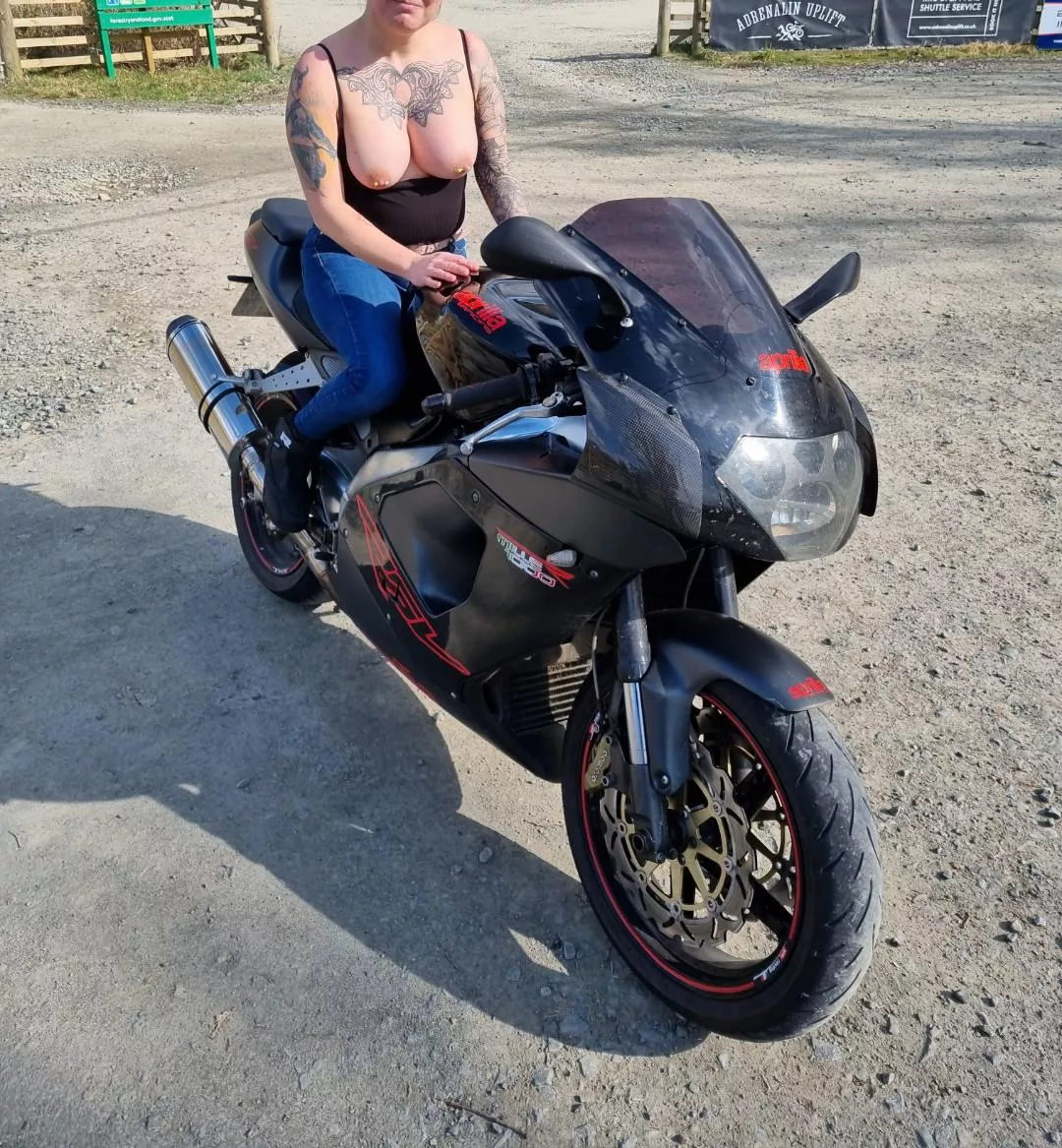 does anyone like tattoo'd biker chics : )